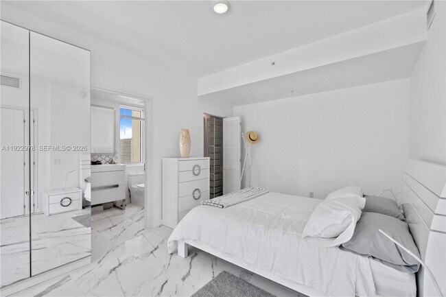 Building Photo - 300 S Biscayne Blvd