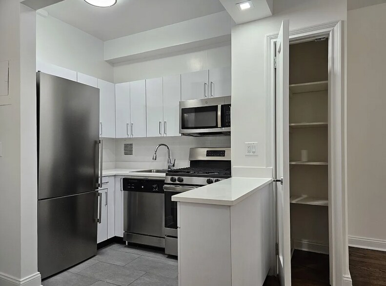 Building Photo - 236 W 22nd St