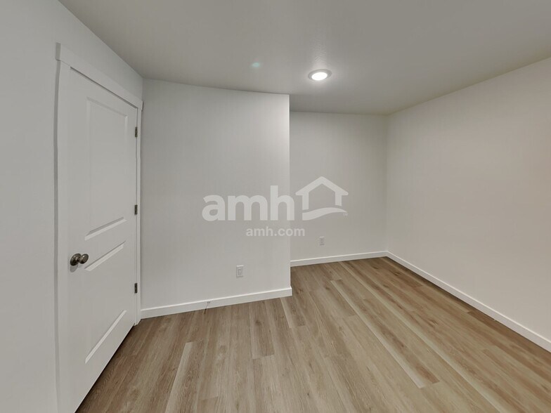 Building Photo - 310 N Addison Way