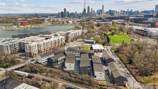 Building Photo - 900 Brees Ct