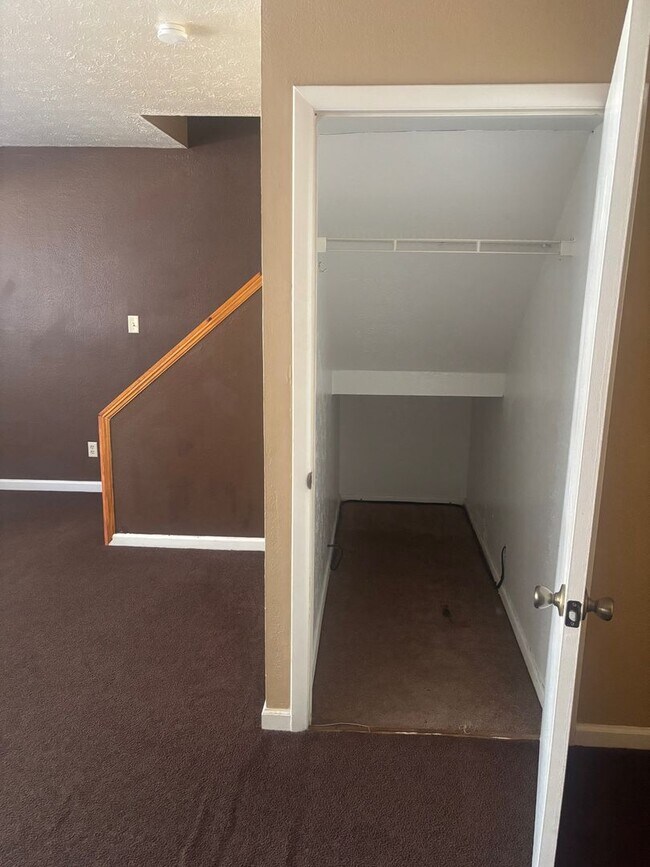 Building Photo - Charming 2-Bedroom Property in Prime Location