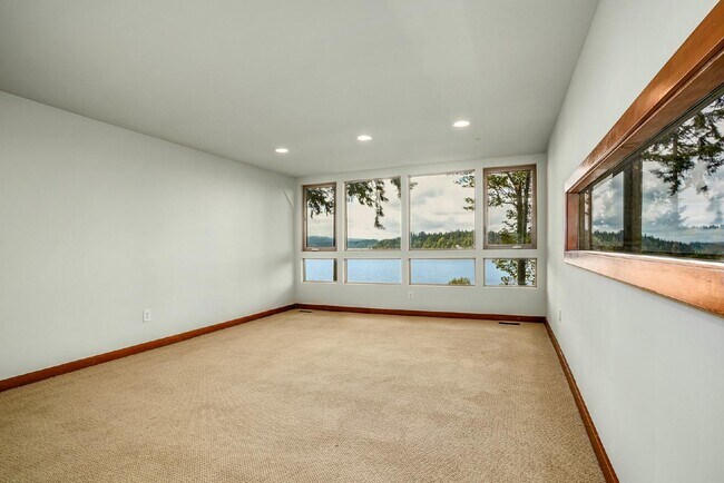 Building Photo - Outstanding Lake Sammamish Views. Private ...