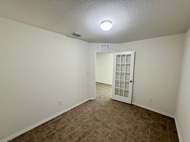 Building Photo - Beautiful 3 bedroom, 2.5 bathroom with an office in a prime New Braunfels location!