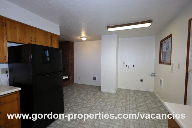 Building Photo - SE Green Vista Dr - Milwaukie 2 bedroom duplex with fireplace