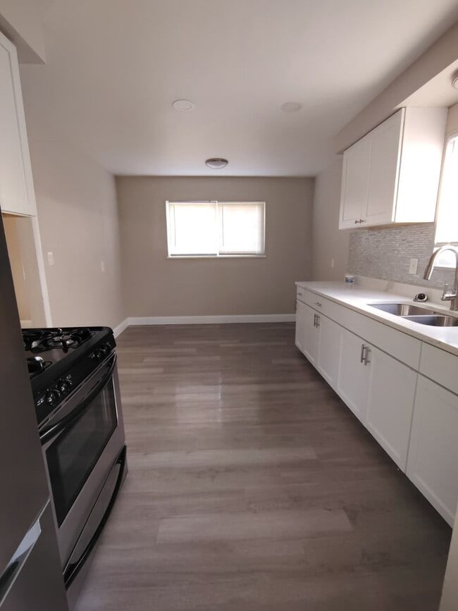 Building Photo - Cute 3 Bedroom Ready for you