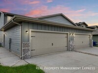 Building Photo - 3 Bed 2.5 Bath Townhome in West Sioux Falls