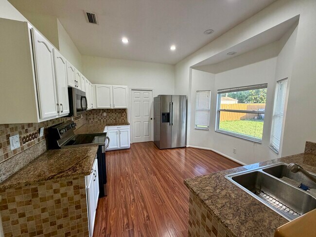 Building Photo - 1742 SW Effland Ave