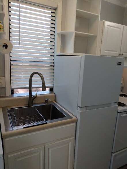 Building Photo - 201 Lake Dr