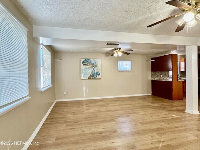 Building Photo - 2057 Glen Gardner Dr