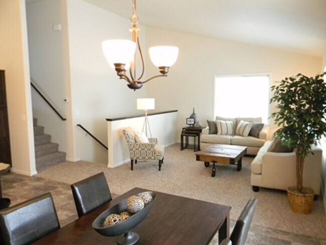 Building Photo - 3 bedroom Twin home