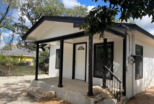 Building Photo - 613 S Saunders St