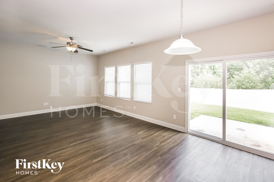 Building Photo - 9329 Sloan Forest Dr