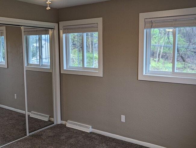 Building Photo - ***Brand New Updated 4 Bedroom House****