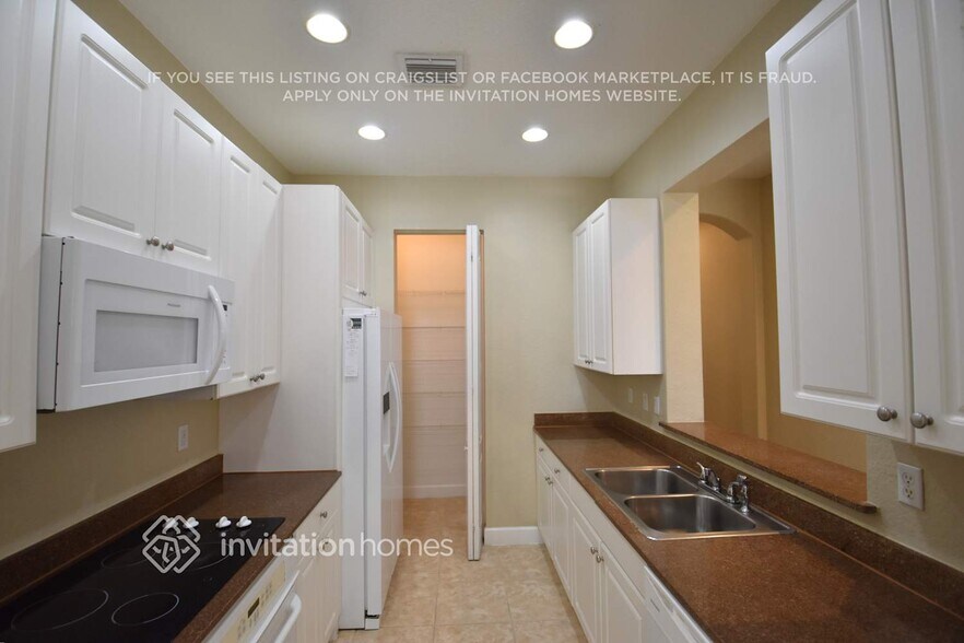 Building Photo - 8668 Blaze Ct