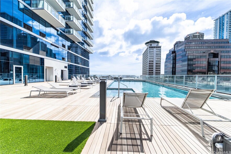 Amenities Pool - 629 Keeaumoku St