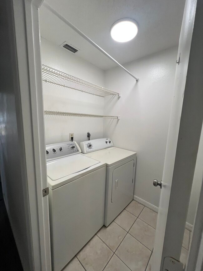 Building Photo - 667 Lake Dexter Cir