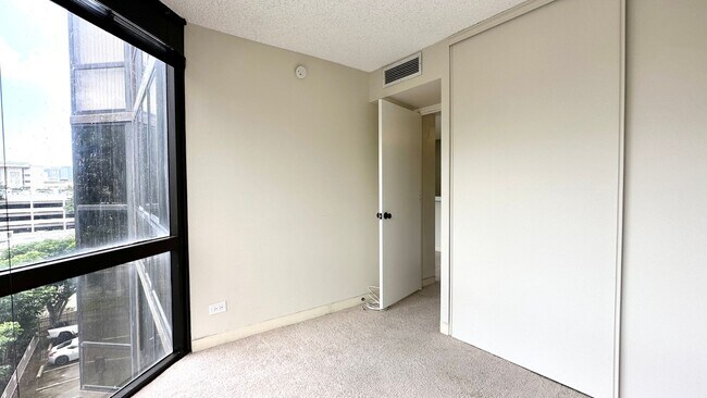 Building Photo - SPACIOUS 2 BED/2 BATH/1 PRKG & WASHER/DRYE...