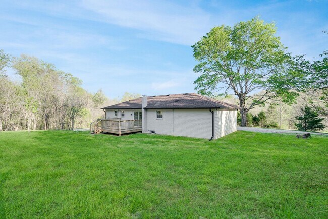 Building Photo - Beautiful Renovated 3 Bedroom Home For Ren...