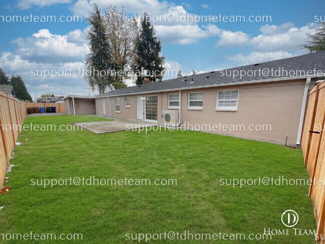 Building Photo - "Charming 4-Bed Haven in Tacoma with Spaci...