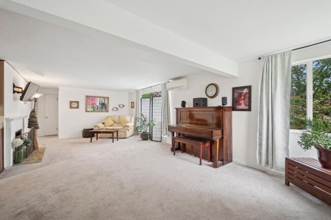 Building Photo - 4 bedroom in Seattle WA 98125