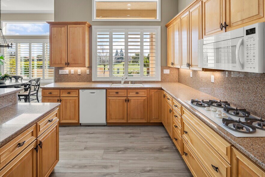 Kitchen - 841 Northfield Ln
