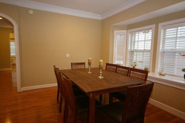 Building Photo - 865 Virginia Cir NE