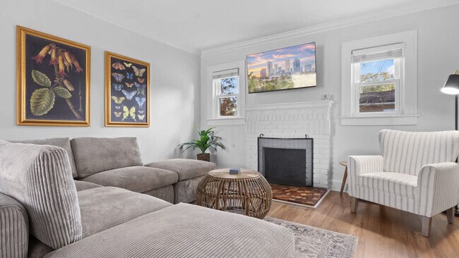 Building Photo - 720 1/2 West Woodlawn Avenue-SI ID1271939P