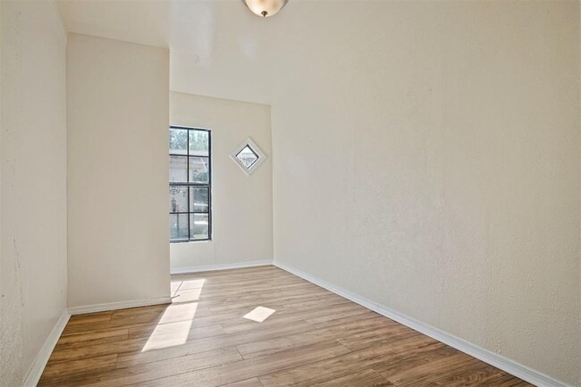 Building Photo - 2812 S Broadway Ave