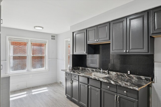 Building Photo - $1375 3 bedooms