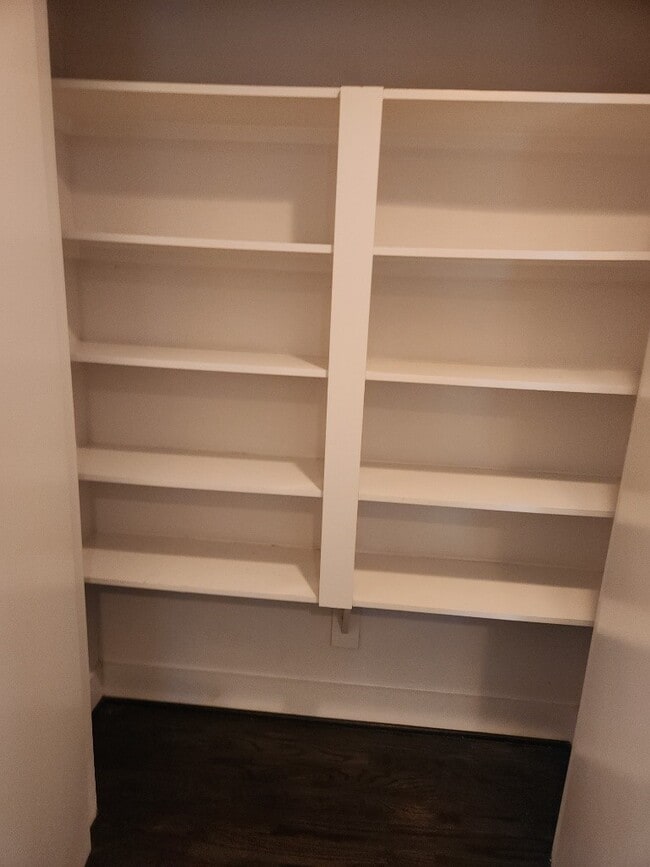 Building Photo - 1333 W 22nd St