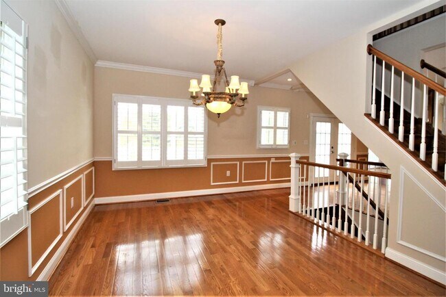 Building Photo - 5905 Lone Oak Dr