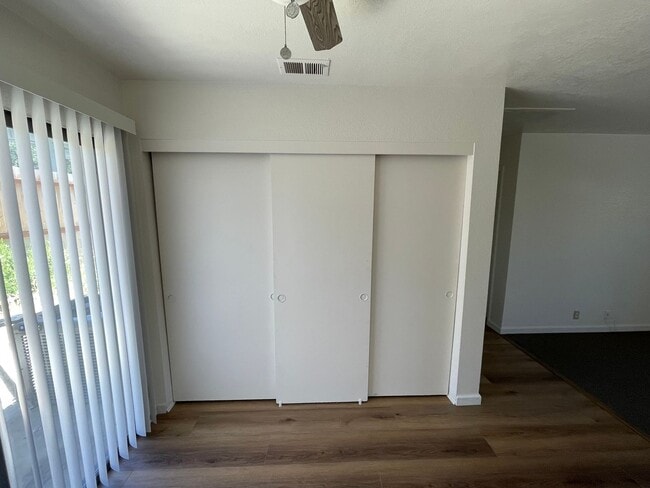 Building Photo - La Tierra Garden Apartments (2 Bed 1 Bath)