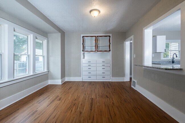 Building Photo - A Great 4BD/1.5BA Single Family Home That Has Been Recently Renovated