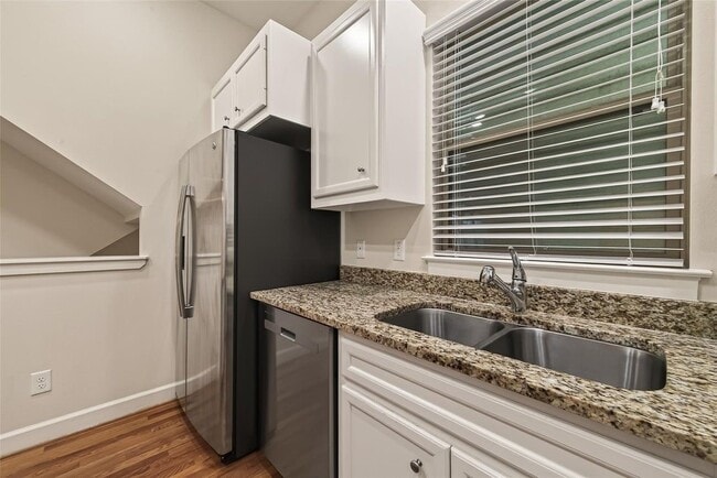 Building Photo - 11504 Main Pine Dr