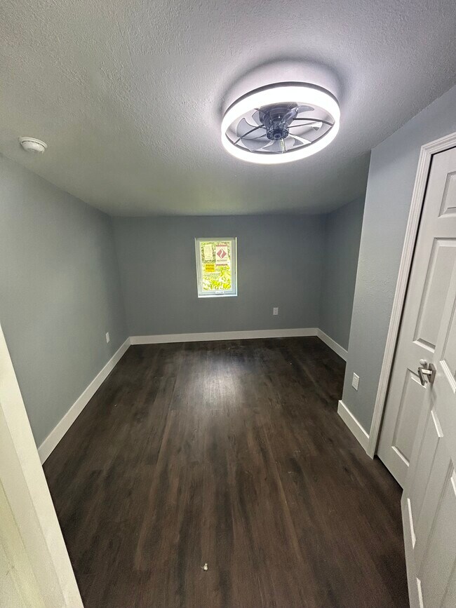 Building Photo - 413 E Kentucky Ave