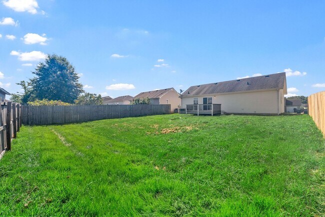 Building Photo - 3 Bedroom Pet Friendly Home For Rent Close...