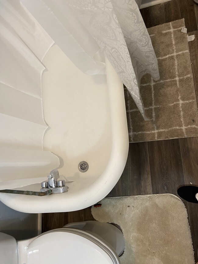 Small bathroom. Claw foot tub/shower - 1934 Holladay St