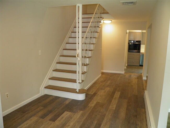 Building Photo - 12 Sundale Ct