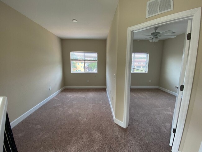 Building Photo - Beautiful Townhouse Style Apartment availa...
