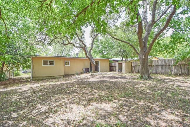 Building Photo - 3/2 with 2 living rooms & a Huge Yard