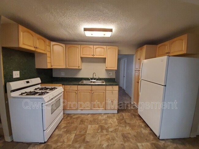 Building Photo - 784 Eleanor St NE