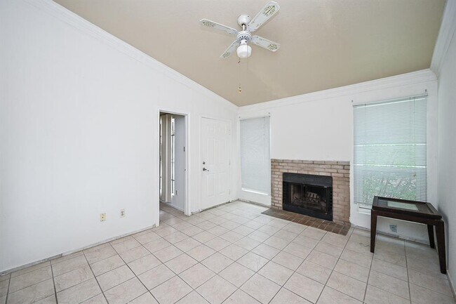 Building Photo - 3900 Woodchase Dr