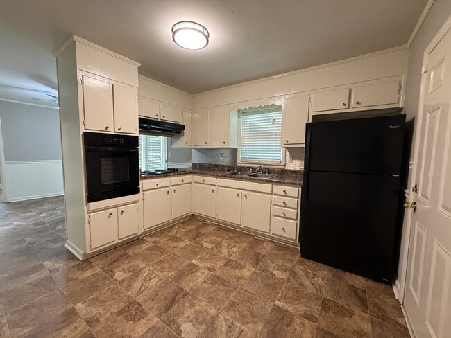 Building Photo - "Charming 3-Bed Home with Beautiful Hardwood Floors on Euclid Road!"