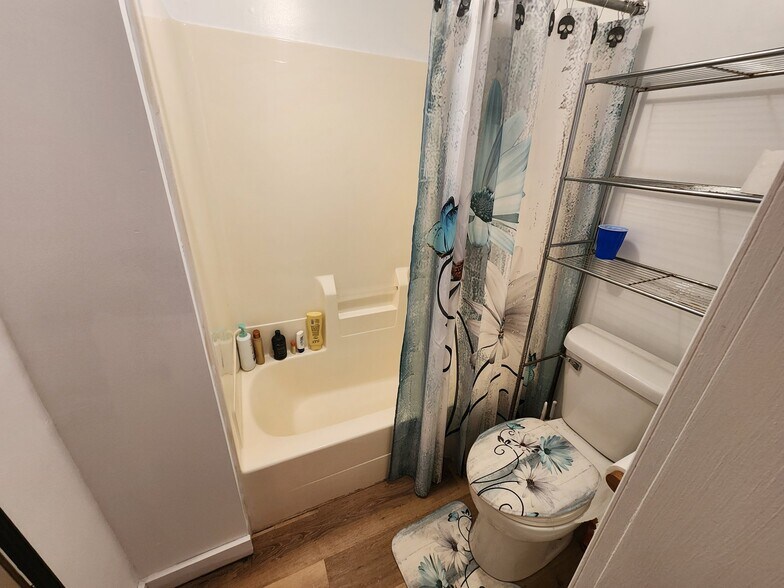 Building Photo - 497 E Main St