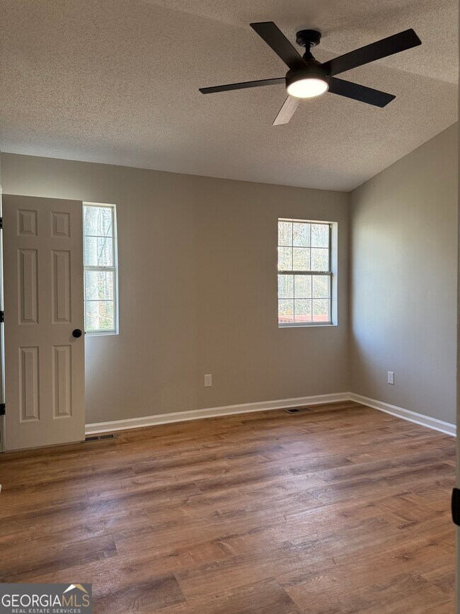 Building Photo - 115 E Greenwood Dr