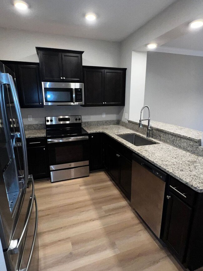 Building Photo - Modern Comfort & Style in a Prime Location...