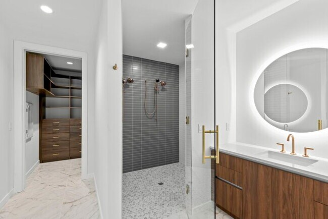 Building Photo - BEAUTIFUL Luxury Condo in Downtown St Pete...