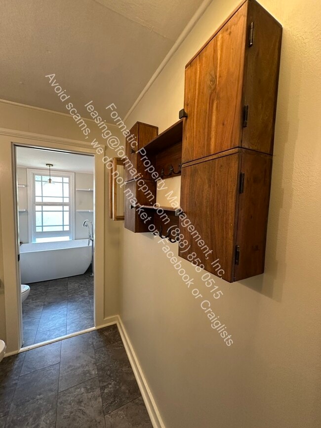 Building Photo - Charming 3-Bedroom Pet-Friendly Home with ...