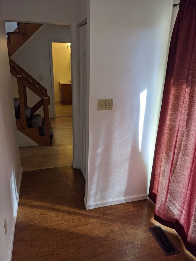 Building Photo - 1709 E Willow Ct