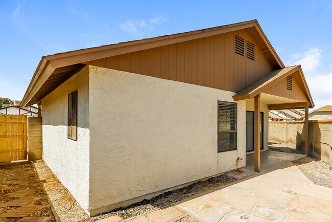 Building Photo - 6630 W Poinsettia Dr